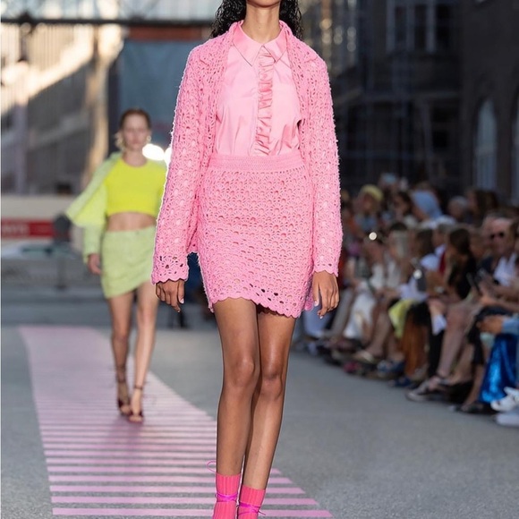 EUROPEAN FASHION: Baum und pferdgarten Pink Crochet Skirt and Blouse Set - Picture 1 of 16